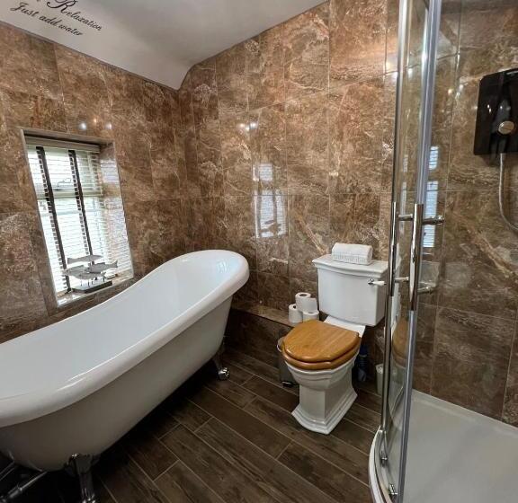 Номер Deluxe, The Bridge House Restaurant And