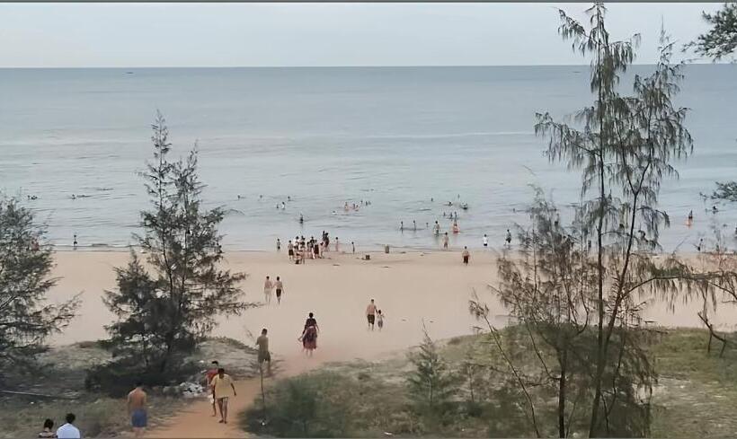 Family Room Side Sea View, View Nhat Le Beach