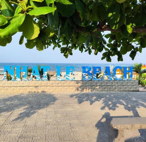Deluxe Triple Room Sea View, View Nhat Le Beach