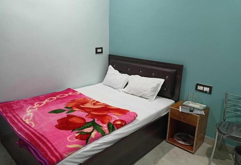 اتاق کلاسیک سه تخته, Narayan Inn