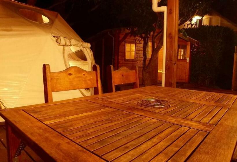 اتاق خانوادگی, Bubble Dome Village