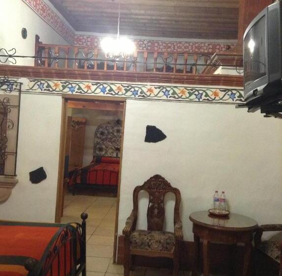 Camera Familiare, Los Escudos
