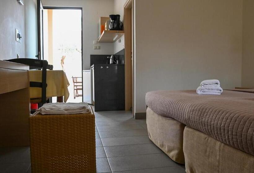 Студио Стандарт Вид на Бассейн, Creteco Hotel & Suites