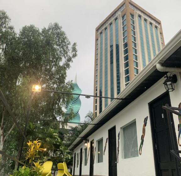اتاق خانوادگی, Hostal Loco Coco Loco