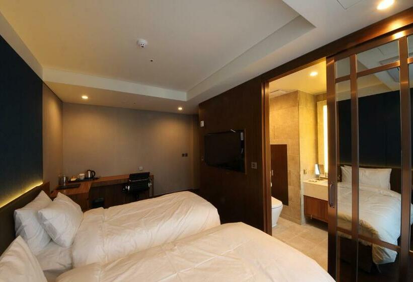 Quarto Estandar com Sacada, Benikea The H