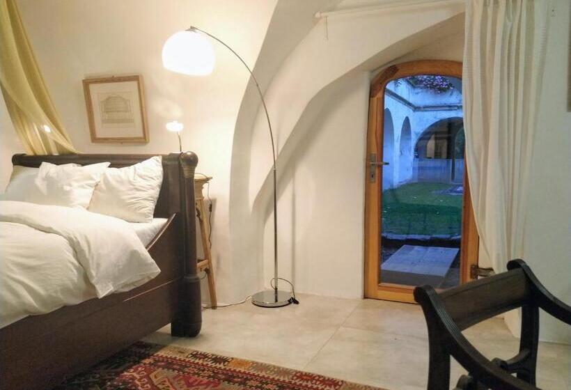Номер Economy, Chateau Třebešice