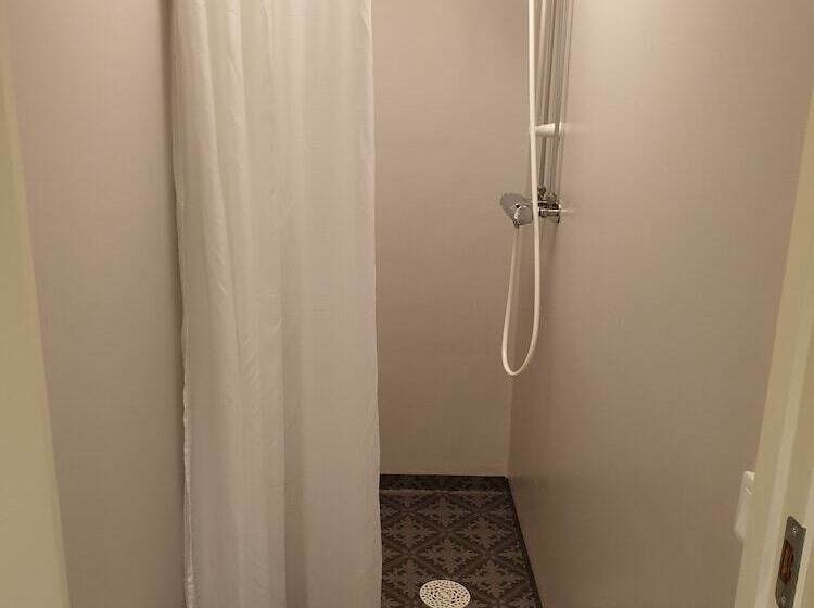 标准三人间共用浴室, Le Mat B&b Akersberga
