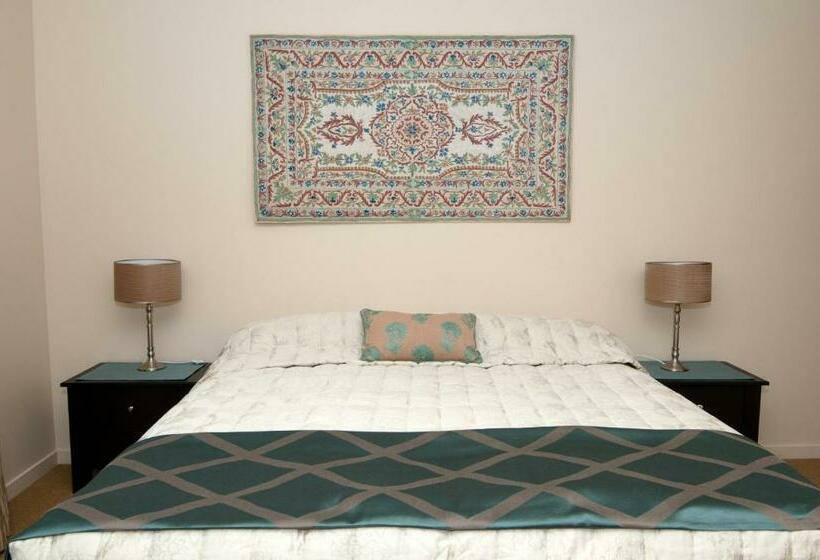 Номер Deluxe Кровать Куин, By The Park B & B