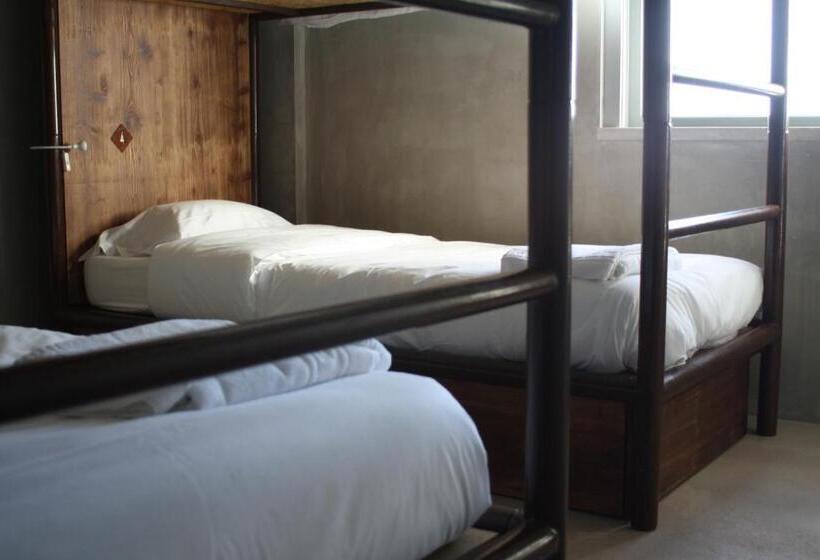 스탠다드 4인용 룸 공용 욕실, N1 Hostel Apartments And Suites