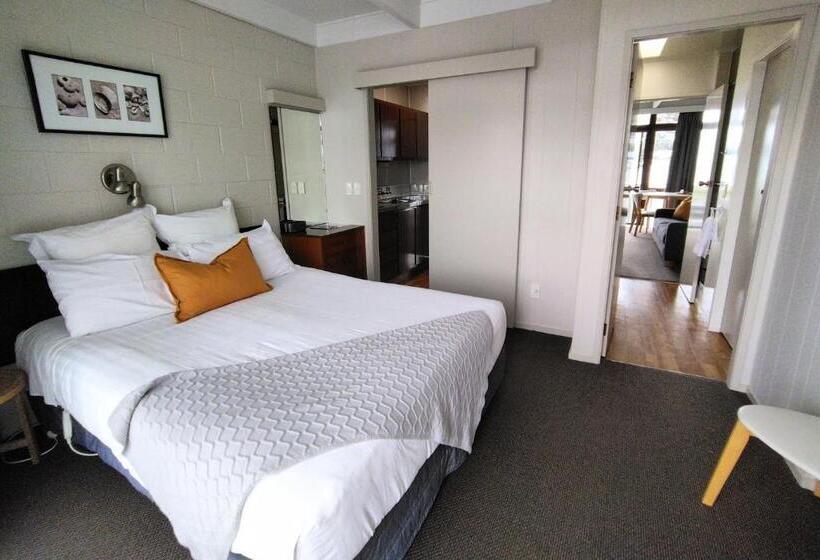 Апартаменты 1 Спальня с Балконом, Whispering Sands Beachfront Motel