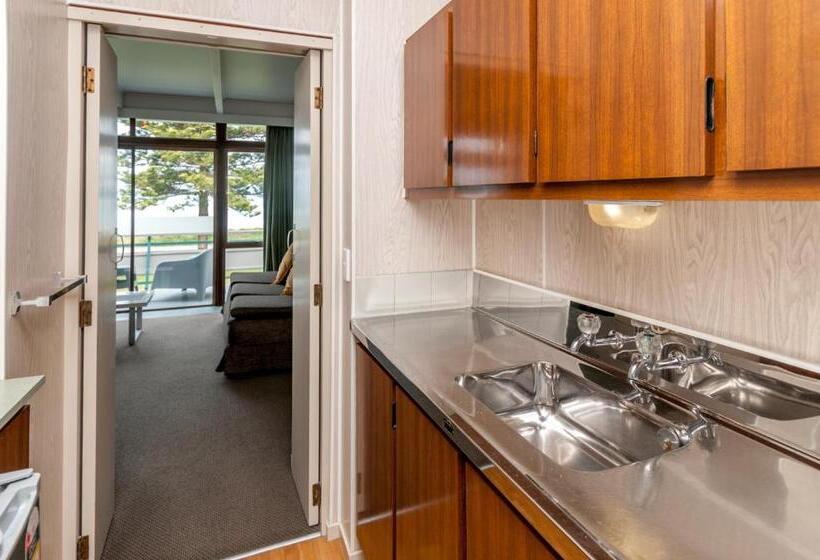 Апартаменты 1 Спальня с Балконом, Whispering Sands Beachfront Motel
