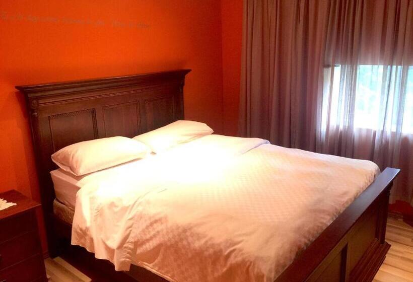 스위트 킹사이즈 침대, Grey Rose Suites