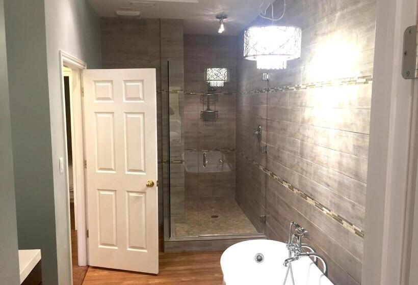 디럭스 스위트 킹 침대, Grey Rose Suites