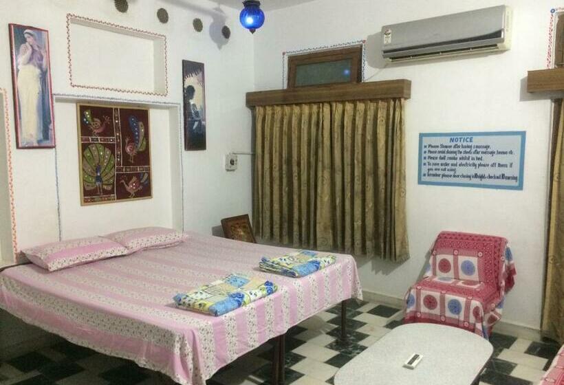 家庭间, White House   A Family Homestay