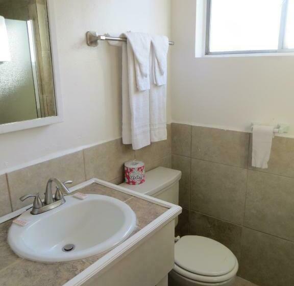 شقة غرفتين, Capri Motel