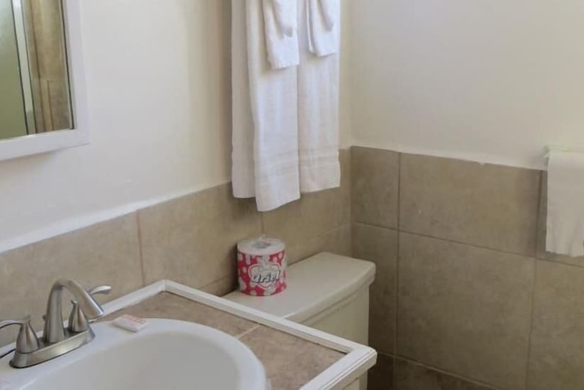 شقة غرفتين, Capri Motel