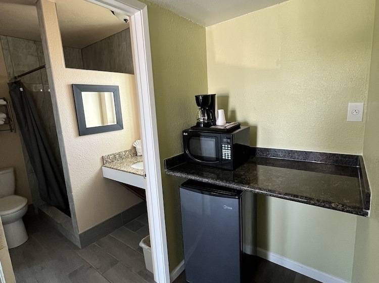 Номер Deluxe, American Inn   Grover Beach   Pismo Beach