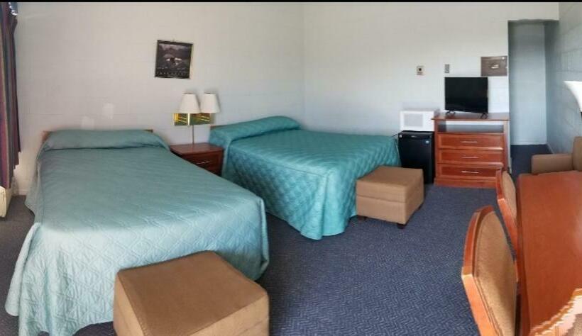 Номер Стандарт 2 Двуспальные Кровати, Holiday Host Motel