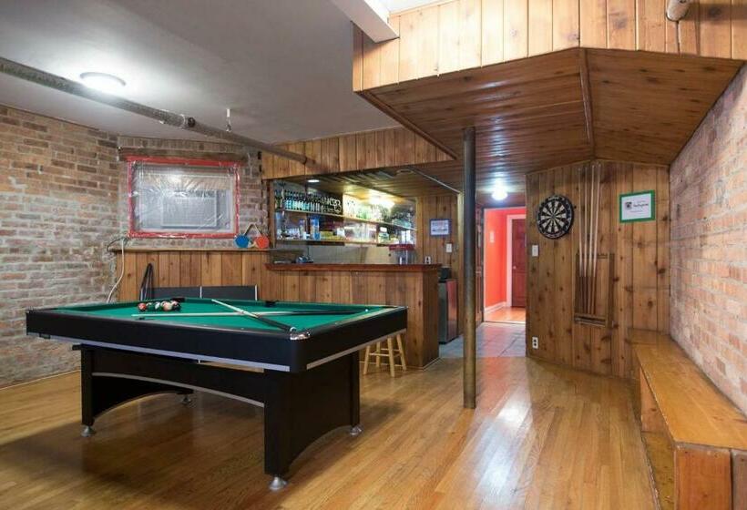 Quarto Deluxe, Wrigley Hostel   Chicago
