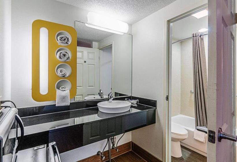 חדר סטנדרט מותאם לאדם עם מוגבלויות, Motel 6 Martinsburg, Wv