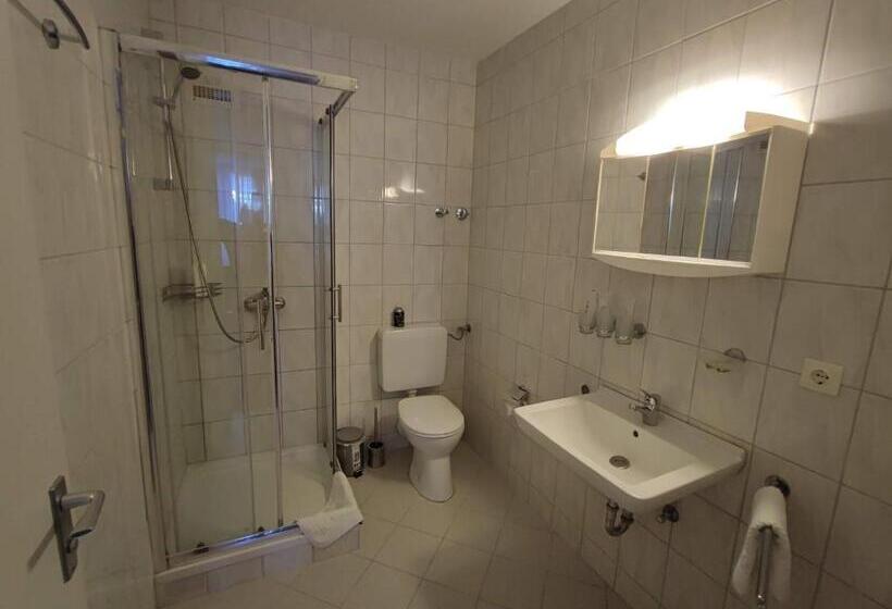 패밀리 룸, Room In Guest Room   2 Room Apartment With Its Own Kitchen And Bathroom