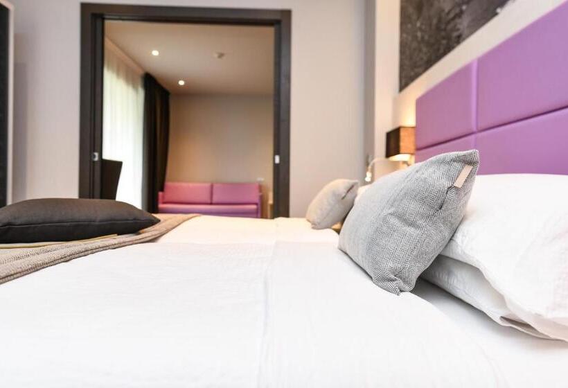 Suite with lake view, La Fiorita