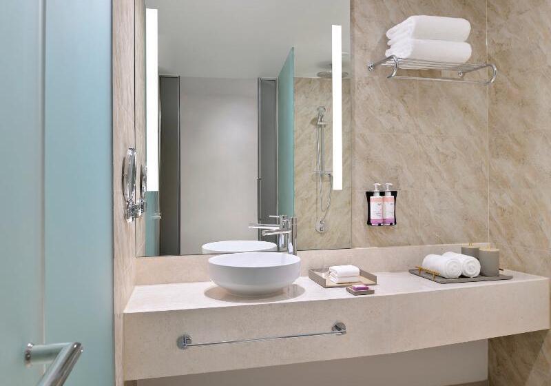 اتاق اجرایی با تخت بزرگ, Mövenpick Hotel & Apartments Ghala Muscat