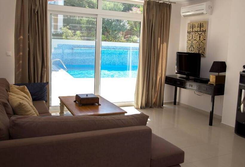 Бунгало с видом на бассейн, Lagada Bay Resort