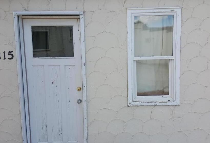 חדר אקונומי יחיד, Hat Motel