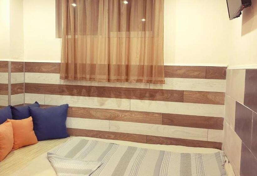 Economy Triple Room, Paralax