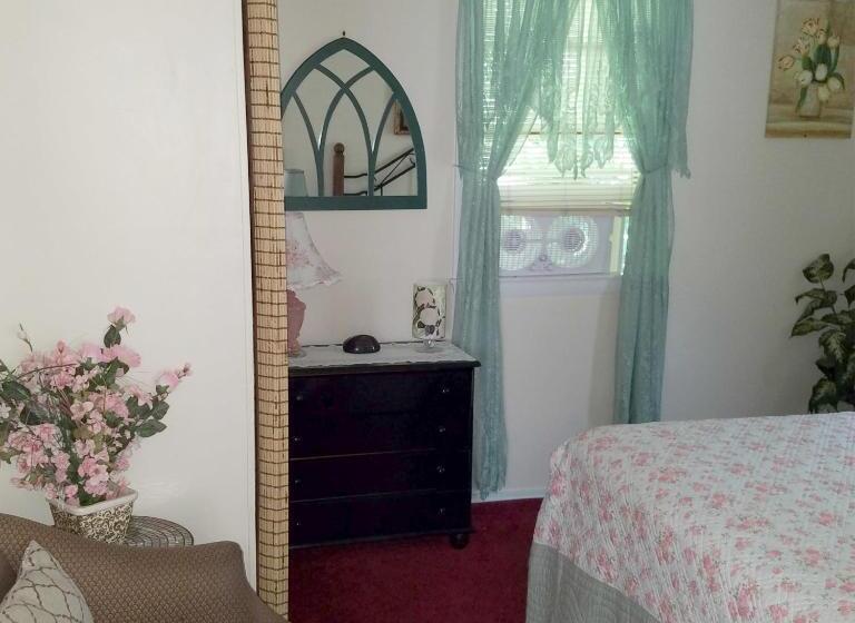 کابین, Crosswinds Motel