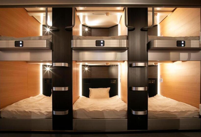 Кровать в Многоместном Номере с Общей Ванной, Plaza East Cabin For Men Only