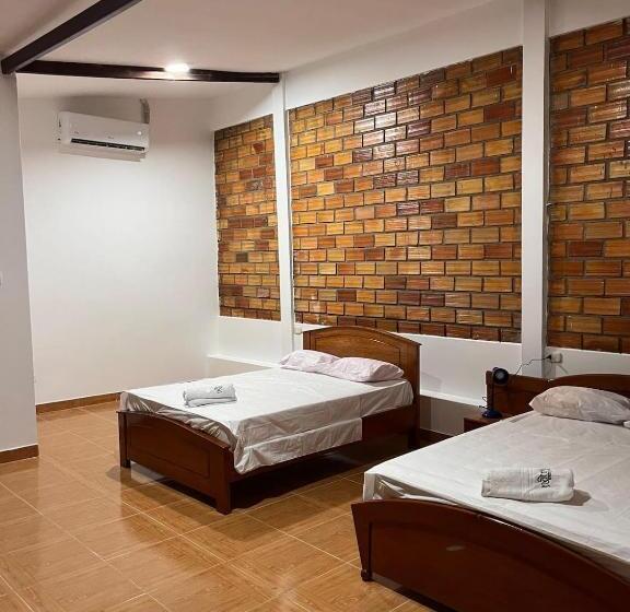 חדר סטנדרט לשלושה עם נוף לבריכה, Tiktoker Lodge