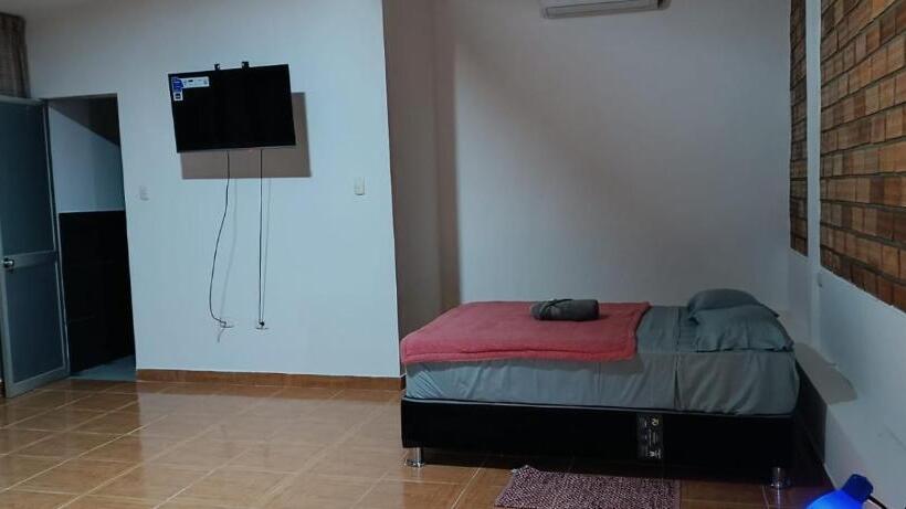 חדר סטנדרט לשלושה עם נוף לבריכה, Tiktoker Lodge