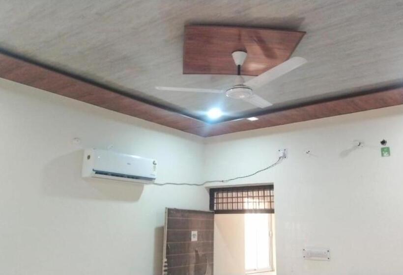 חדר דלוקס לשלושה, Goroomgo Kunj Residency Mathura Near Bus Stand   Parking Facility & Restrurant