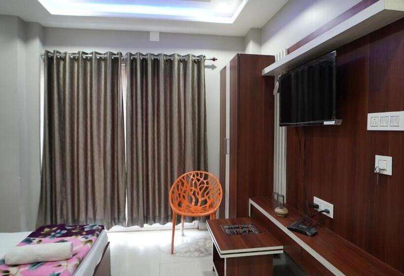 اتاق لوکس با تخت بزرگ, Diya Lodge !! Near Toy Train Park !! New Digha !!