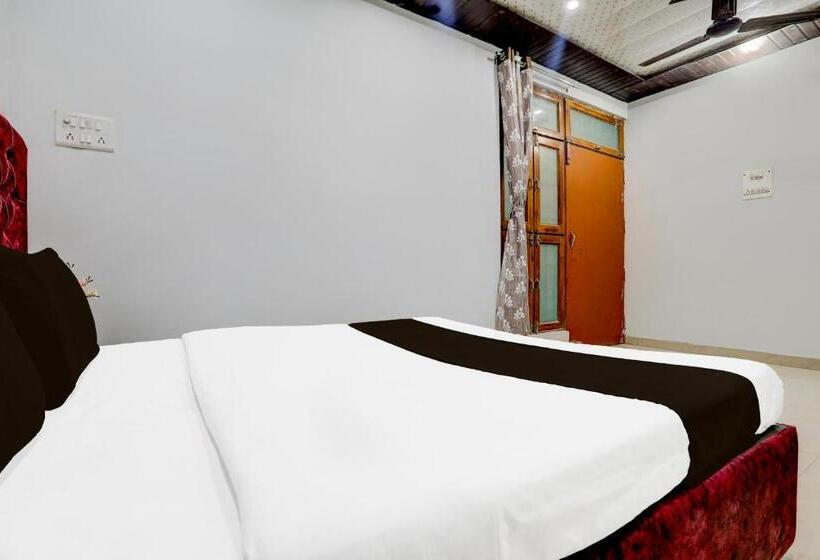 Номер Стандарт Трехместный, Oyo Hotel Dharma Stay