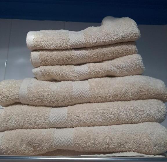 اتاق استاندارد سه نفره, Hostal Montys