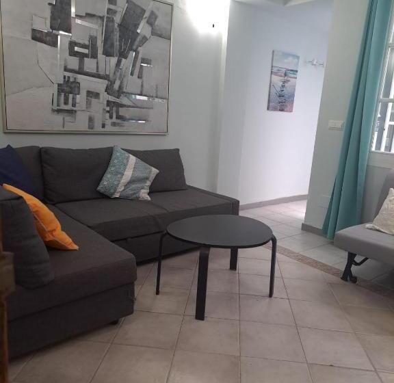 سوییت جونیور, Hostal Montys