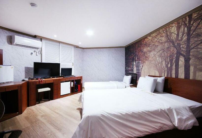 اتاق استاندارد سه نفره, Happy Q Motel
