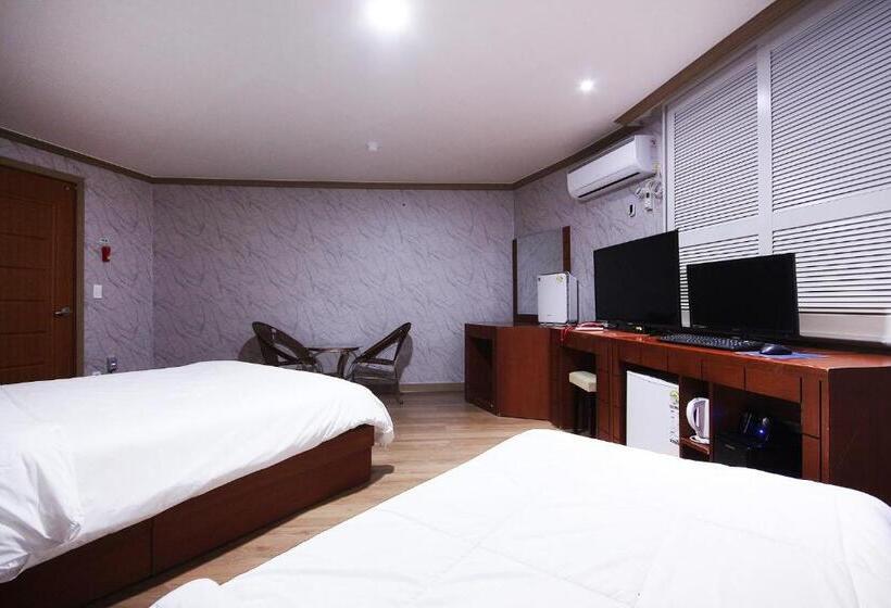 اتاق استاندارد سه نفره, Happy Q Motel