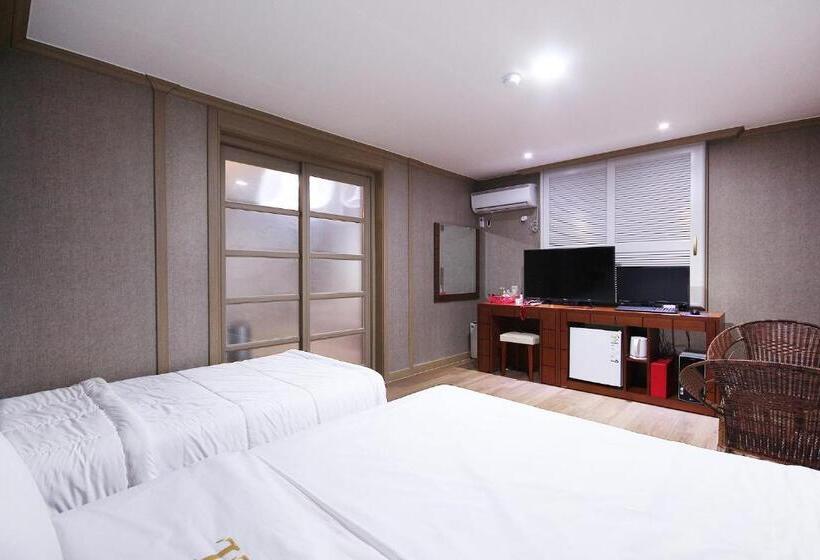 اتاق لوکس سه تخته, Happy Q Motel