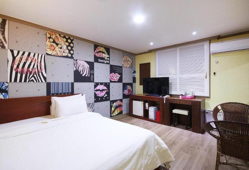 اتاق استاندارد, Happy Q Motel