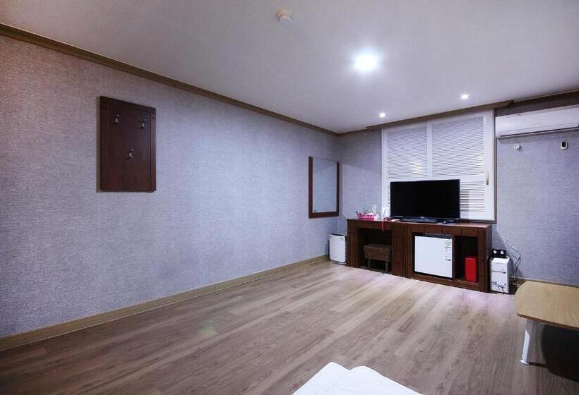 اتاق استاندارد, Happy Q Motel