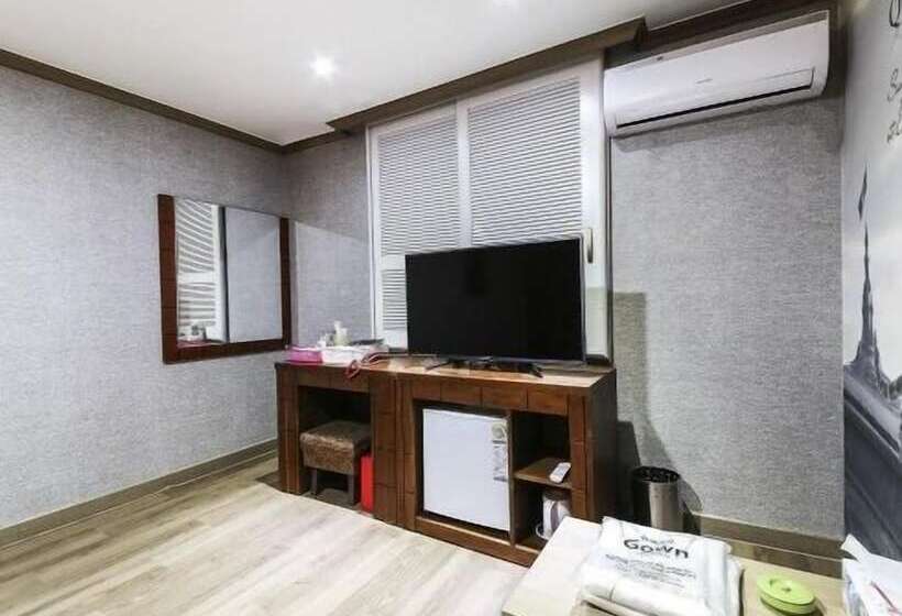اتاق استاندارد, Happy Q Motel