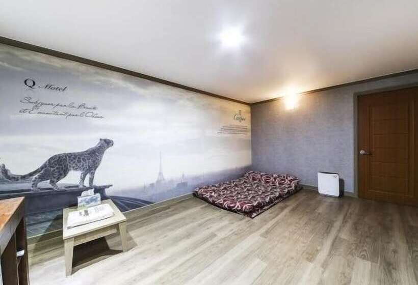 اتاق استاندارد, Happy Q Motel
