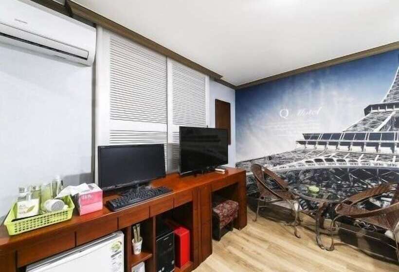 اتاق استاندارد سه نفره, Happy Q Motel