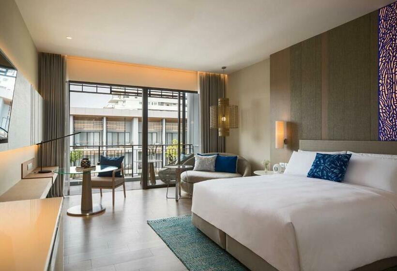 Номер Стандарт с Балконом, Renaissance Pattaya Resort & Spa