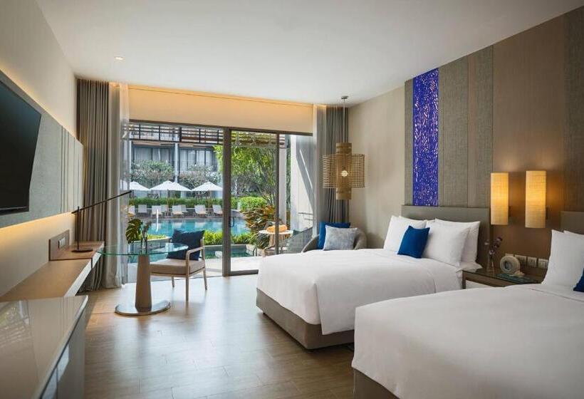 Номер Стандарт Вид на Бассейн, Renaissance Pattaya Resort & Spa