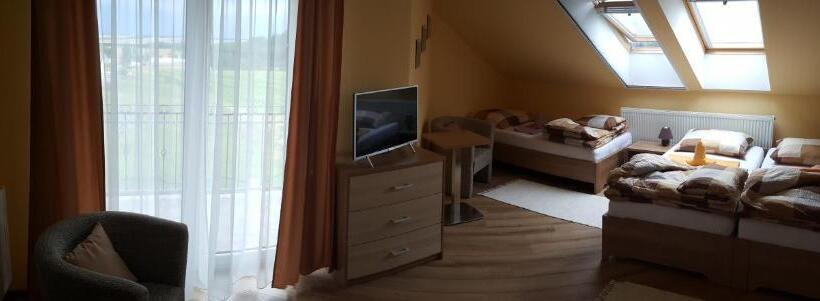 Трехместный Номер Deluxe, Synergy House